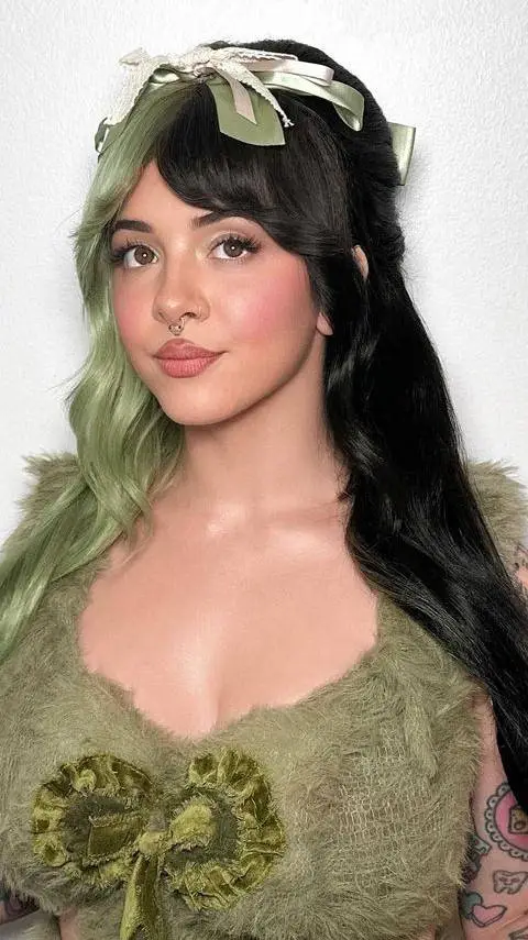 ai character: Melanie Martinez background