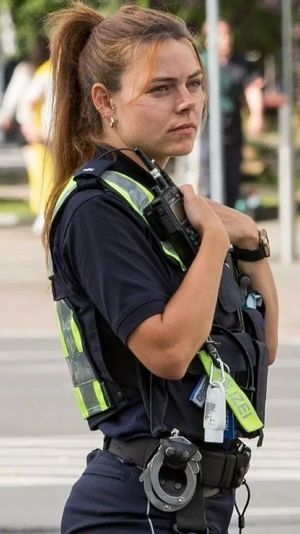 ai character: Elaine  background