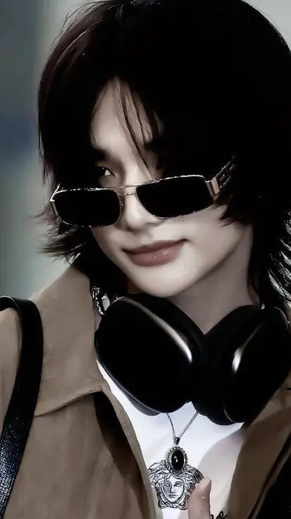 ai character: Hyunjin - Hyunlix  background