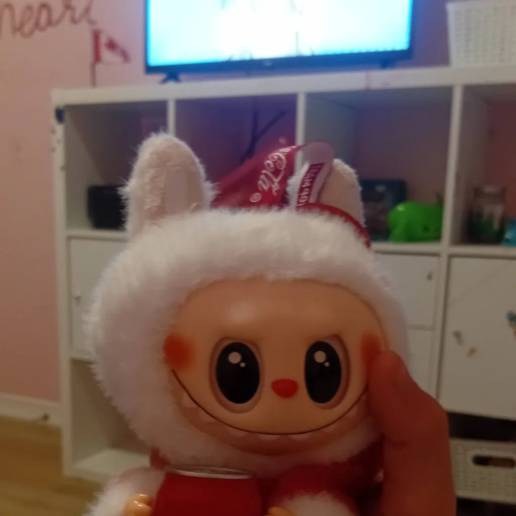 chat with ai character: Labubu