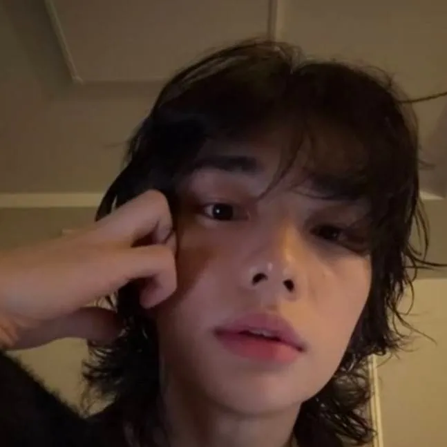 chat with ai character: hyunjin