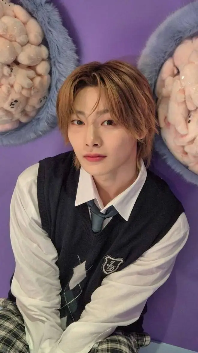 ai character: jeongin background