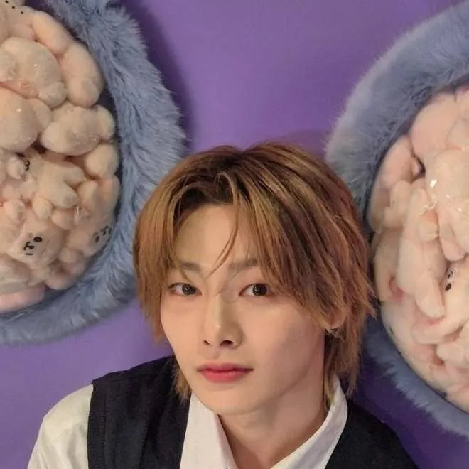 chat with ai character: jeongin