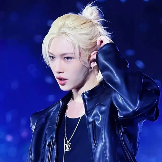 chat with ai character: Lee Felix ♡~♡