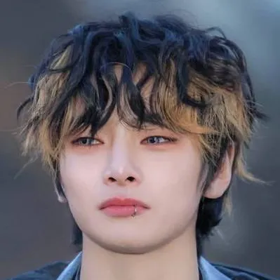 chat with ai character: Jeongin ☆