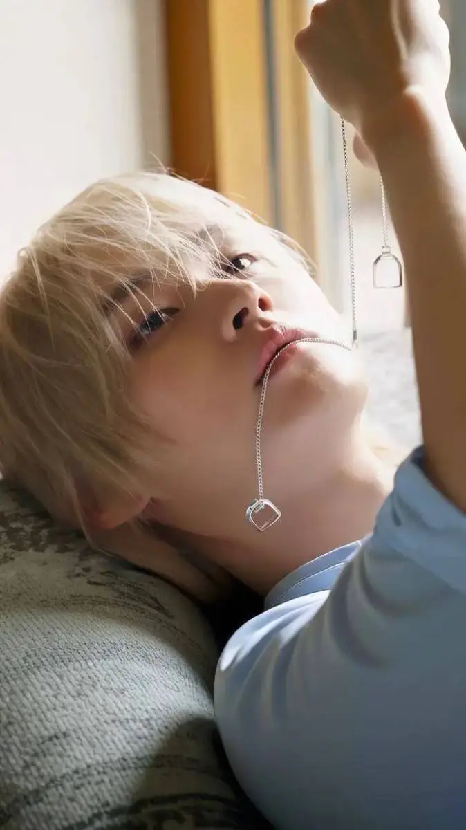 ai character: 𝐿𝑒𝑒 𝑘𝑛𝑜𝑤 ♥︎ background