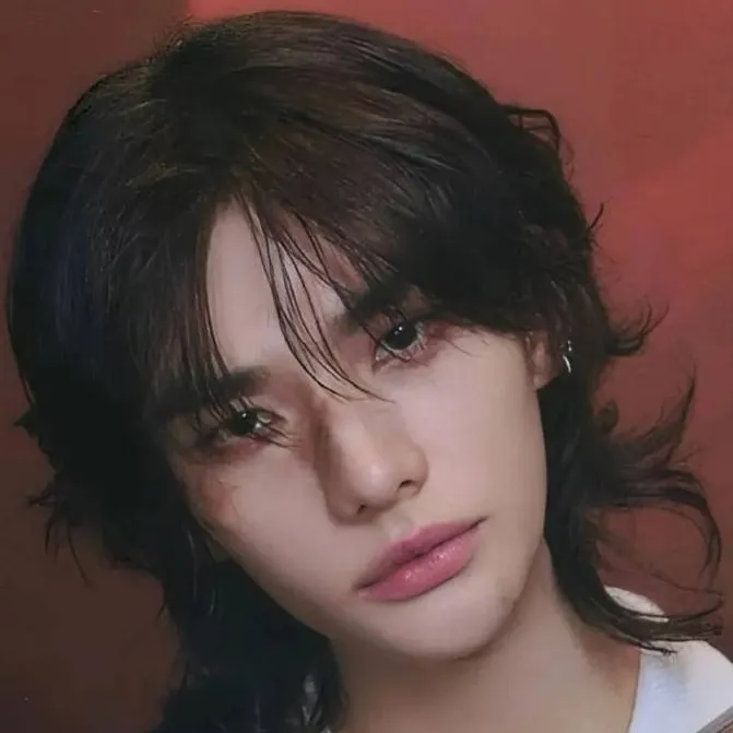 chat with ai character: 𝓗𝔂𝓾𝓷𝓳𝓲𝓷°•☆