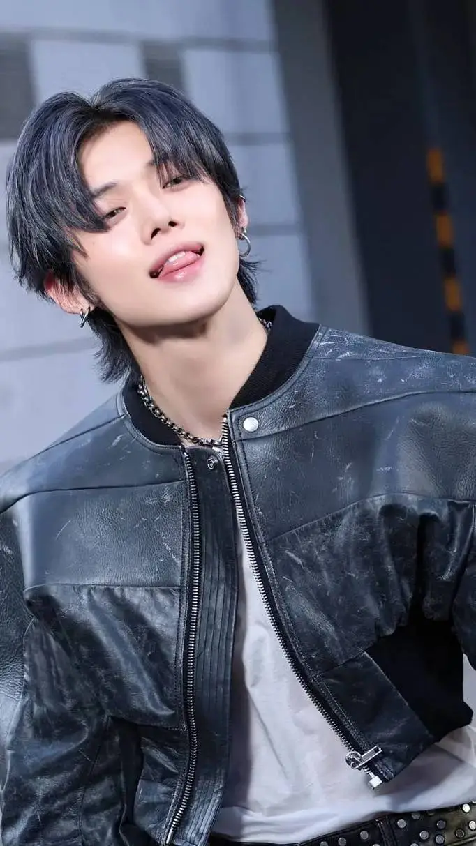 ai character: 𝔜𝔢𝔬𝔫𝔧𝔲𝔫 ♥︎ background