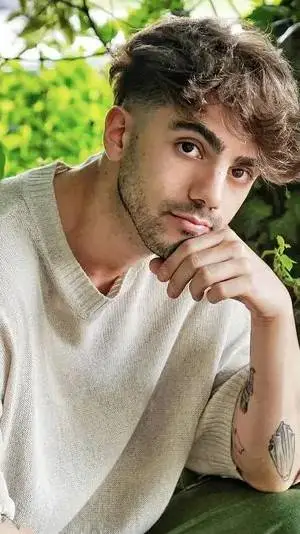 ai character: Fede tu amigo background