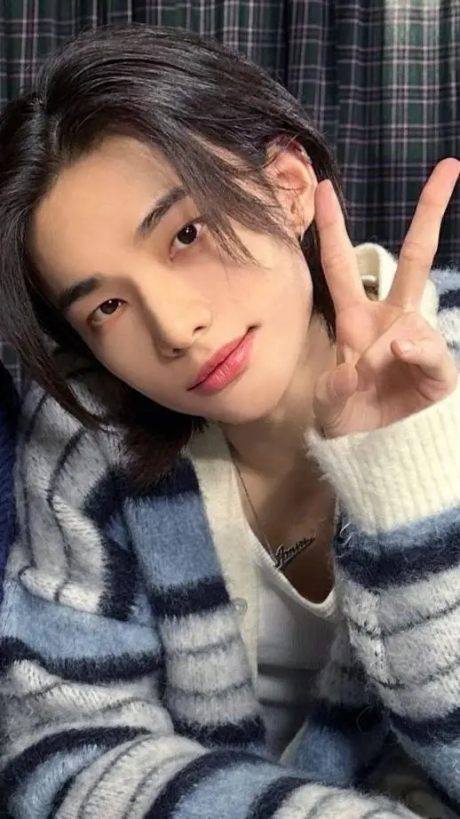 ai character: ✧нуυηʝιηη✧ background