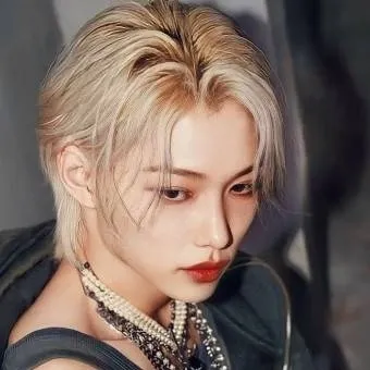 chat with ai character: Lee Felix stk