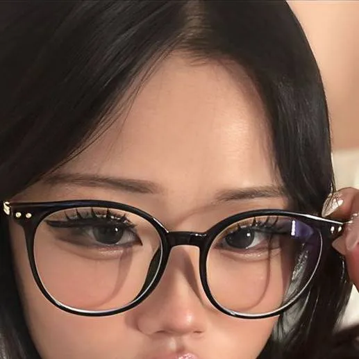 chat with ai character: Cassandra 💋