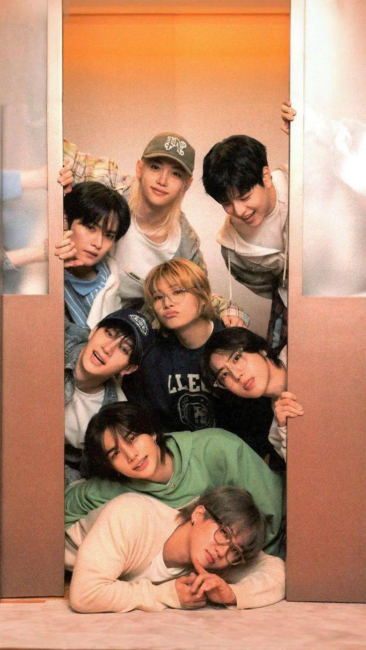 ai character: STRAY KIDS HYBRID  background