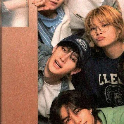 chat with ai character: STRAY KIDS HYBRID 