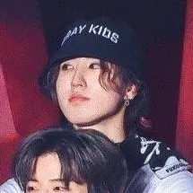 chat with ai character: STRAY KIDS HYBRID 