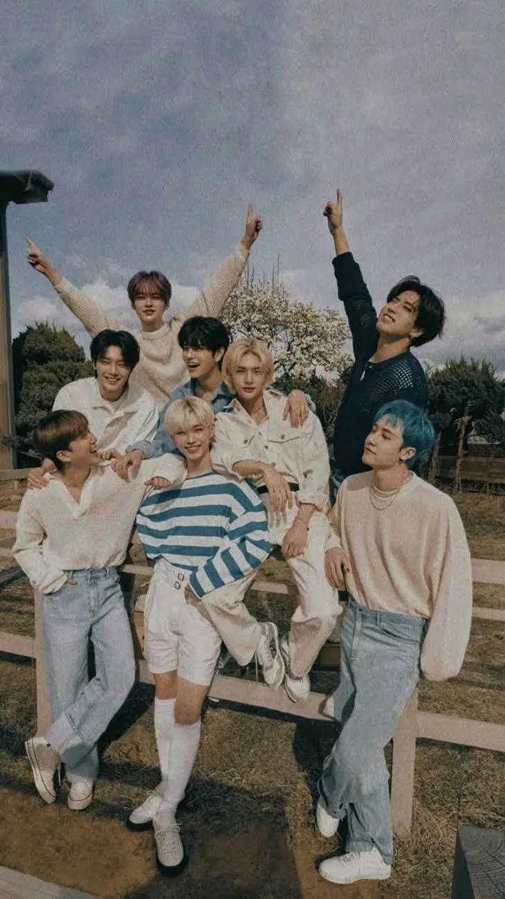 ai character: STRAY KIDS HYBRID  background