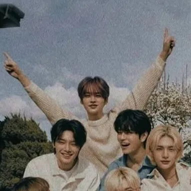 chat with ai character: STRAY KIDS HYBRID 