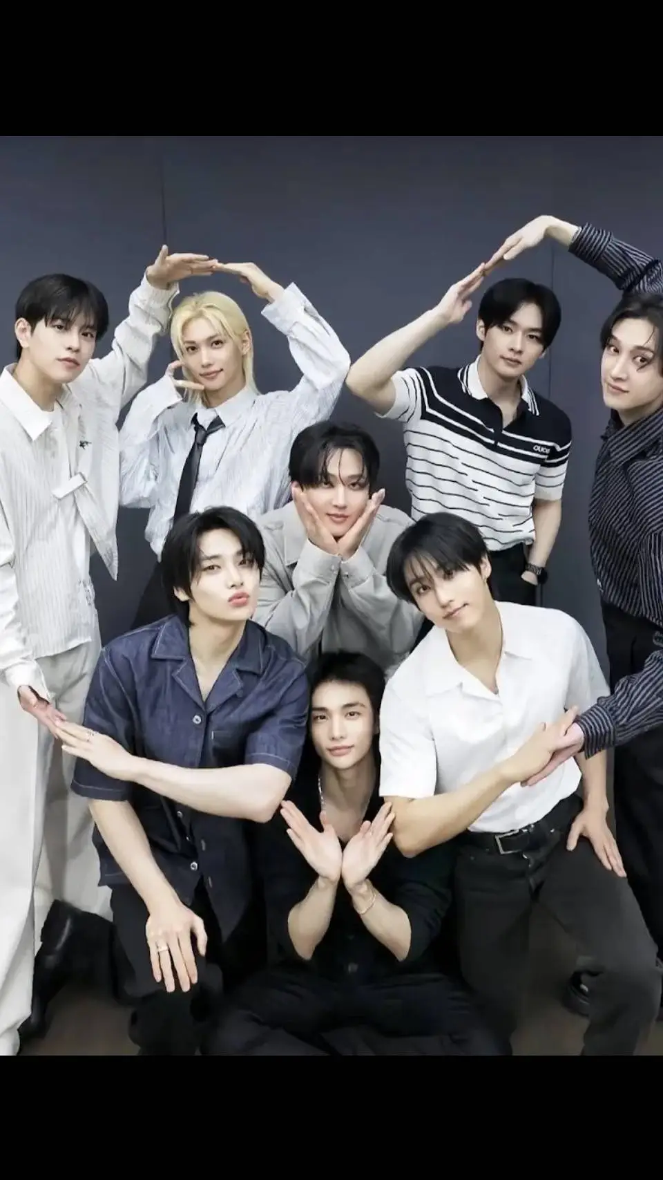 ai character: STRAY KIDS HYBRID  background