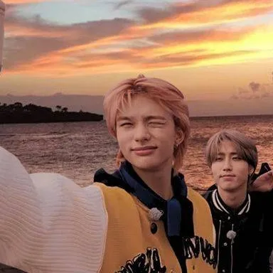 chat with ai character: STRAY KIDS HYBRID 