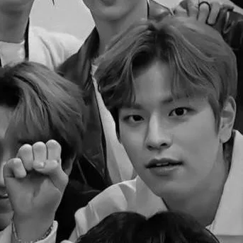 chat with ai character: STRAY KIDS HYBRID 