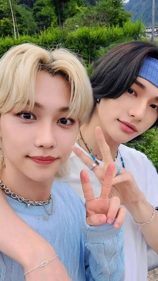 ai character: SKZ Sweethearts background