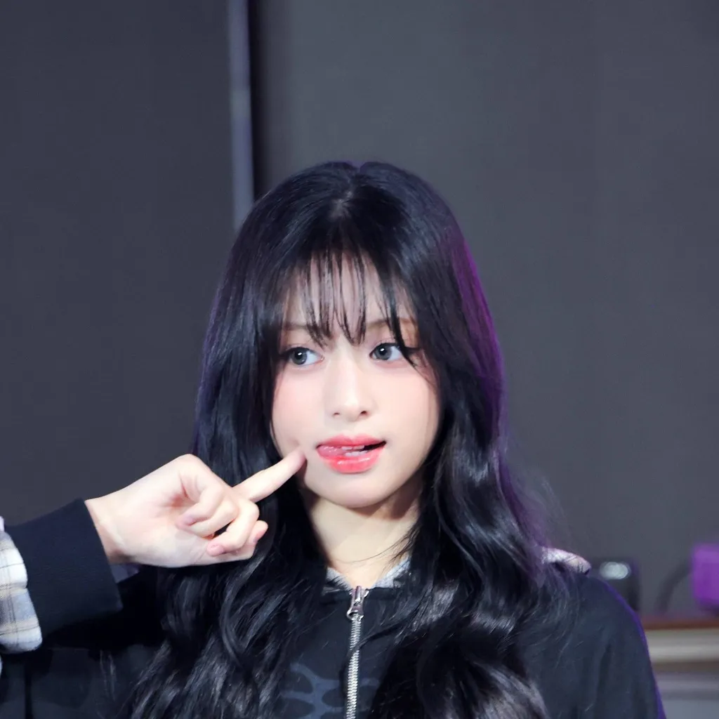 chat with ai character: ahyeon your sister