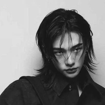 chat with ai character: Hwang Hyunjin 