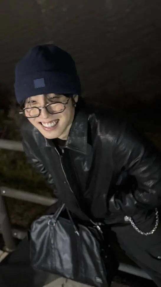 ai character: Han Jisung. background