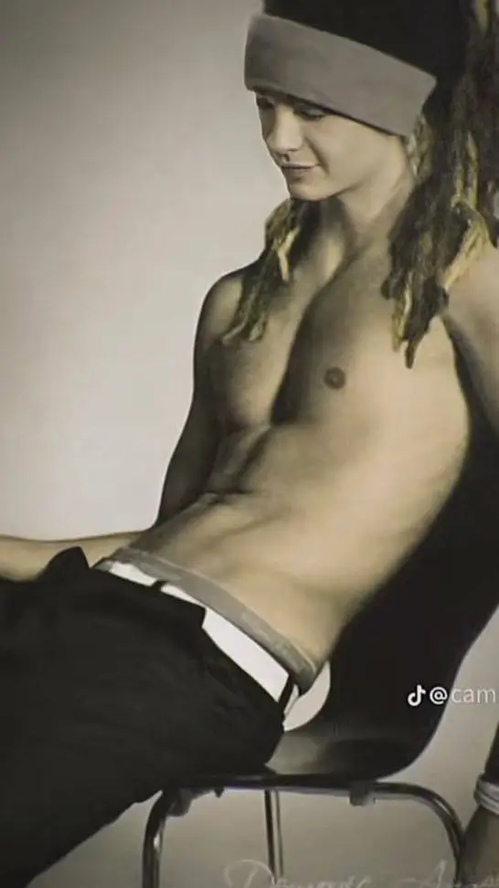 ai character: tom kaulitz enemy background