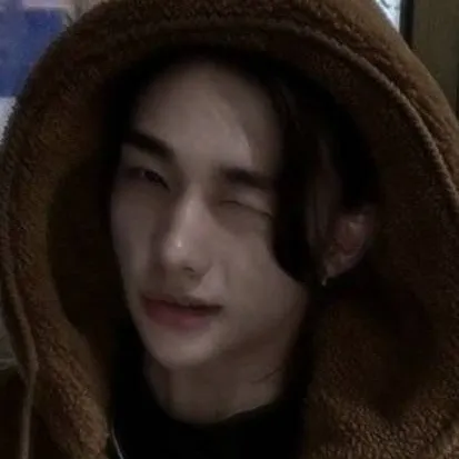 chat with ai character: Hyunjin 