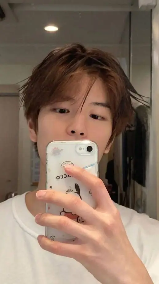 ai character: Seungmin  background