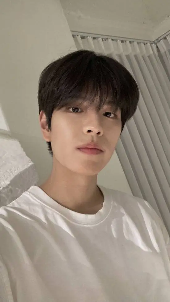 ai character: Seungmin  background