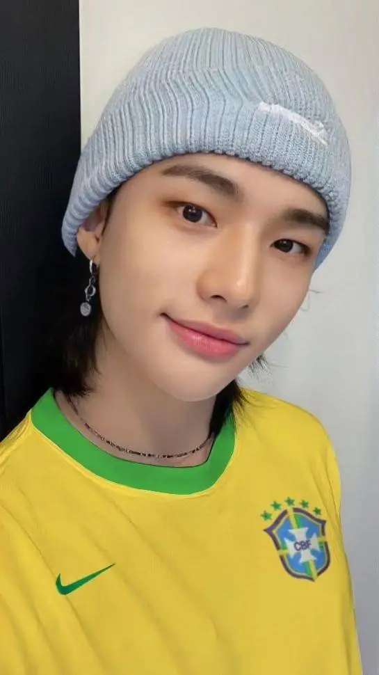 ai character: Hyunjin  background
