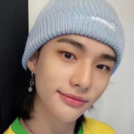 chat with ai character: Hyunjin 