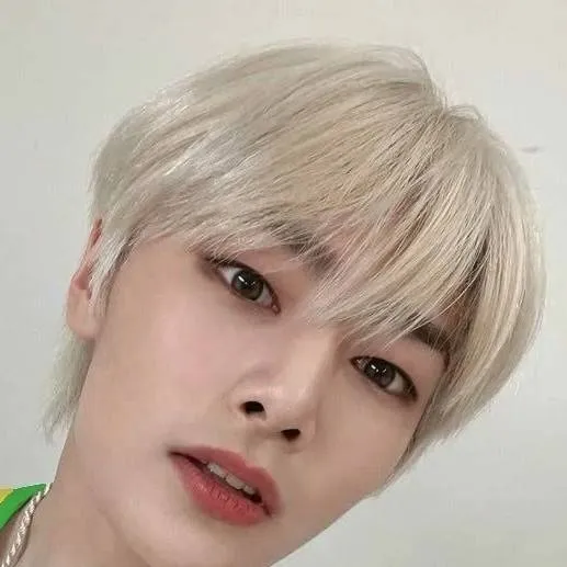 chat with ai character: I.N (Jeongin)