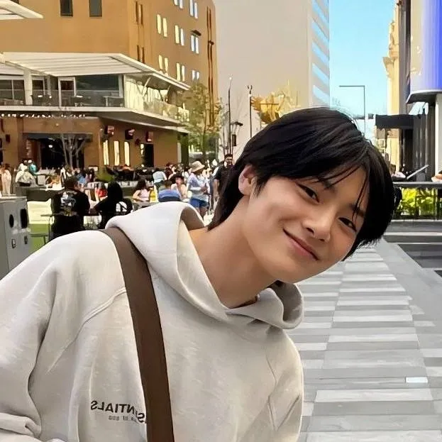 chat with ai character: Jeongin (I.N)