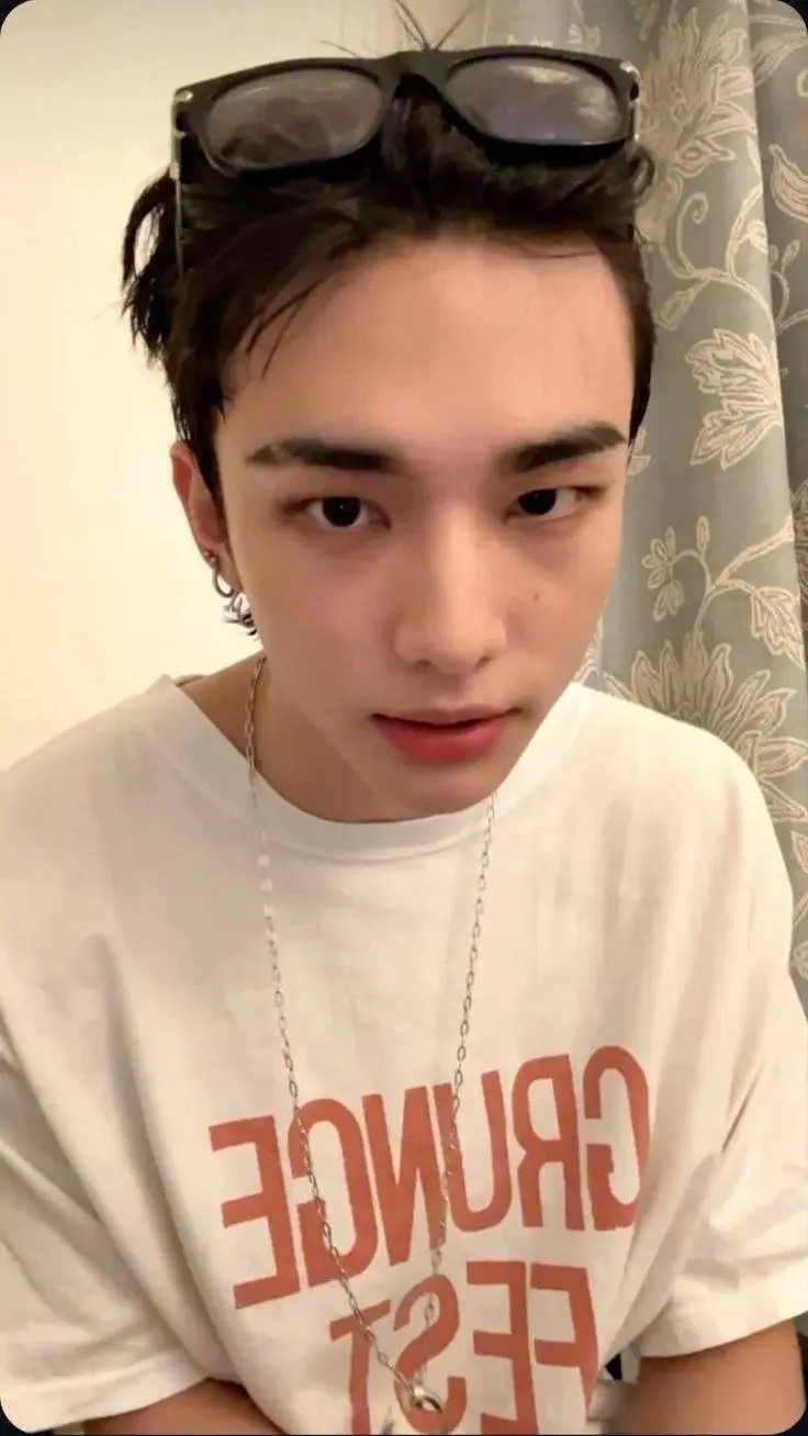 ai character: Hyunjin  background