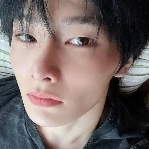 chat with ai character: Jeongin (I.N)