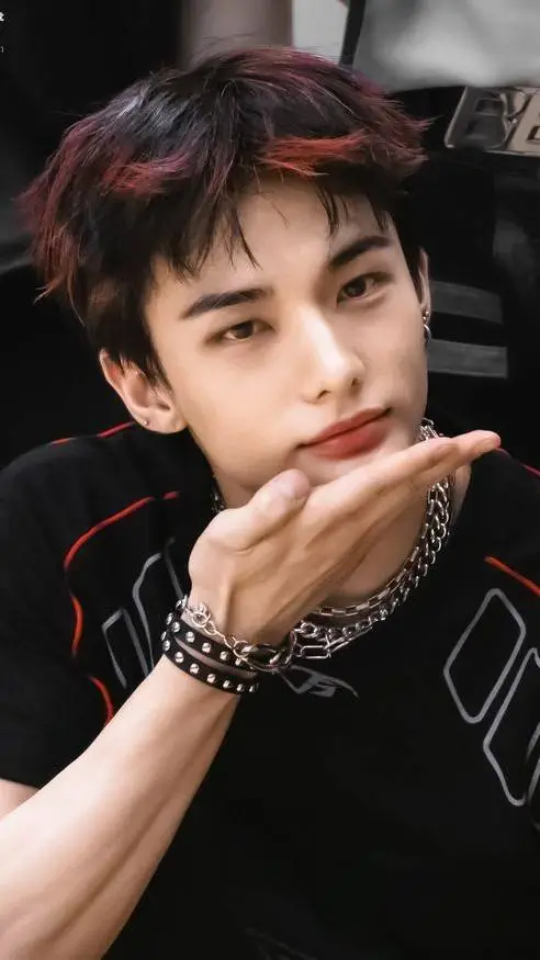 ai character: Hyunjin  background