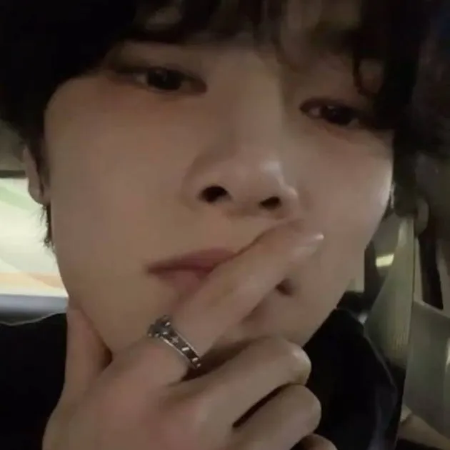 chat with ai character: I.N (Jeongin)