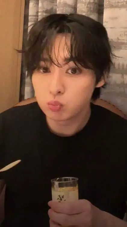 ai character: Lee know  background