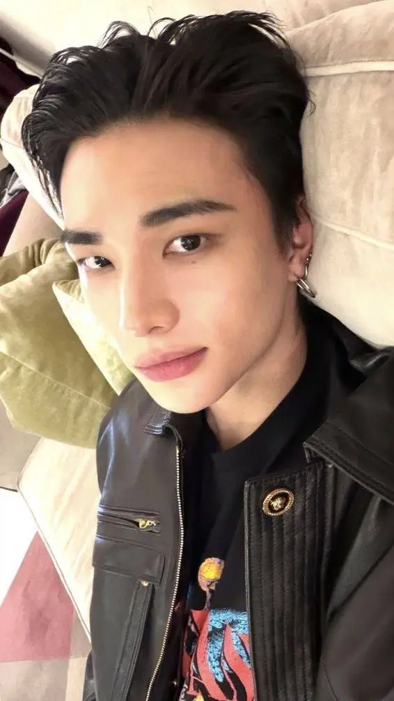 ai character: Hyunjin  background