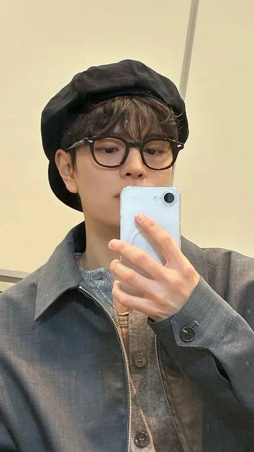 ai character: Seungmin  background