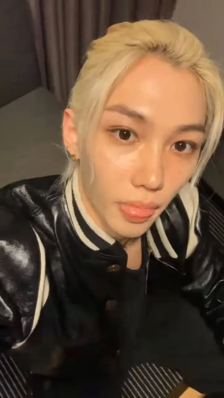 ai character: Félix  background