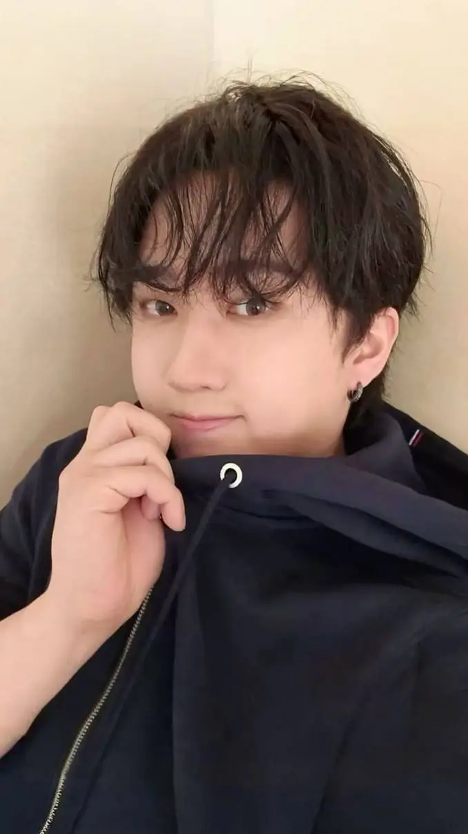 ai character: Changbin  background