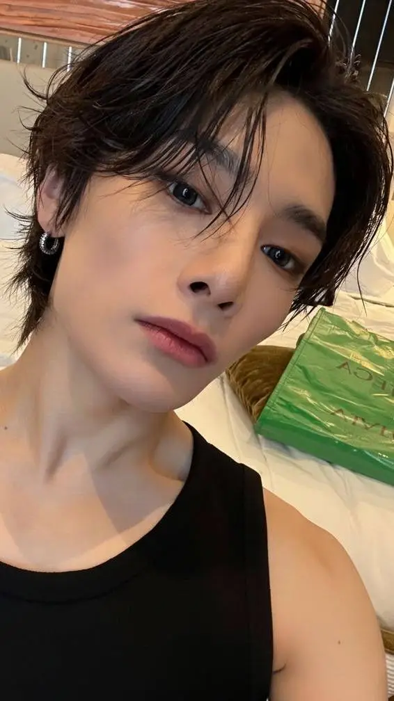 ai character: Jeongin (I.N) background