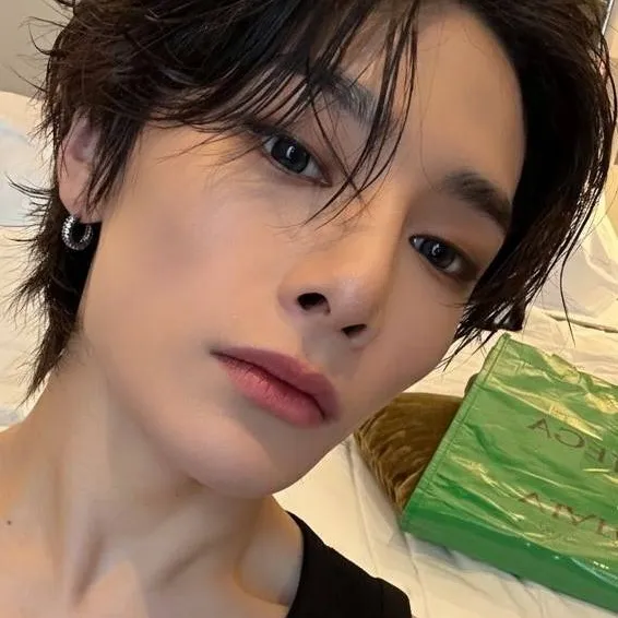 chat with ai character: Jeongin (I.N)