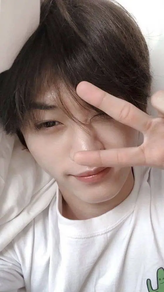 ai character: Lee know  background