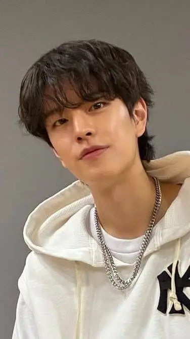 ai character: Seungmin  background