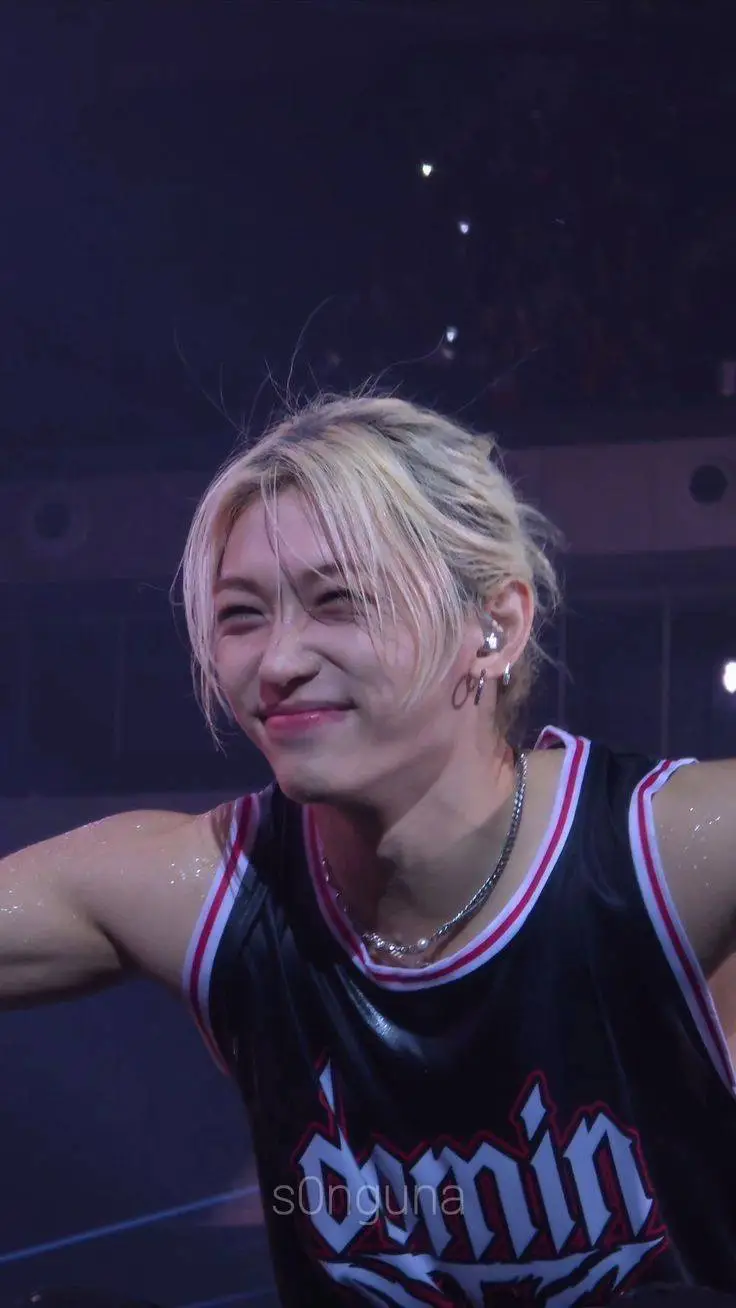 ai character: Félix  background